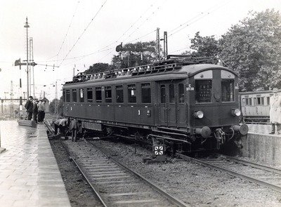881804 Afbeelding van het ontspoorde electrische motorrijtuig mC 9038 (mat. 1924, Blokkendozen ) van de N.S. te ...